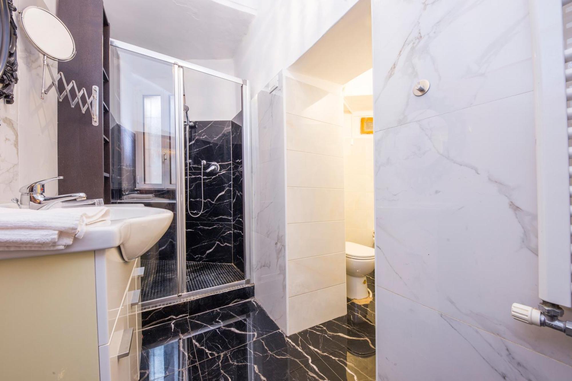 Garibaldi 3 Minutes, Free Wifi & Netflix By Tilo Apartment Genua